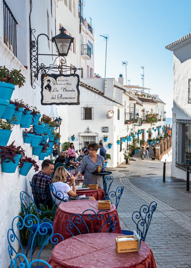 Expats enjoying Spain's amazing beach-side cafes